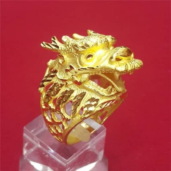 Nhẫn nam vàng 9999 mang hình dáng một chú rồng mạnh mẽ, quyền uy