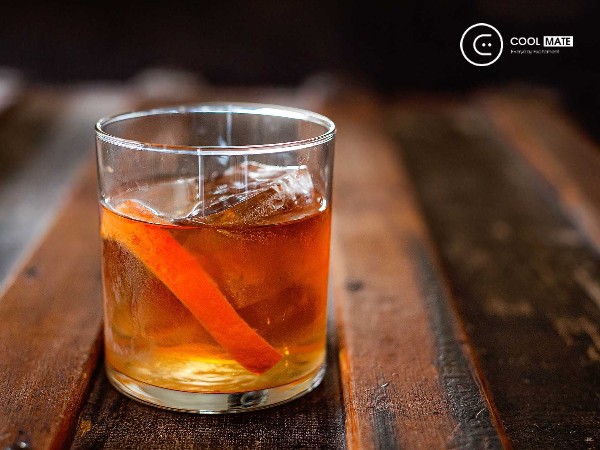 Một ly Cocktail Whisky Old Fashioned đơn giản, cay nồng