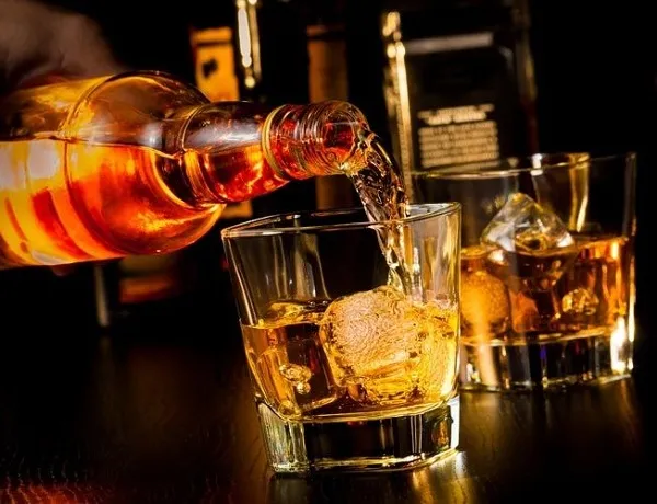 Whisky uống kèm nước trái cây sẽ cho ra một hương vị tuyệt vời, độc đáo