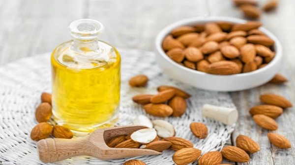 Cách trị quầng thâm tại nhà bằng dầu hạnh nhân và vitamin E