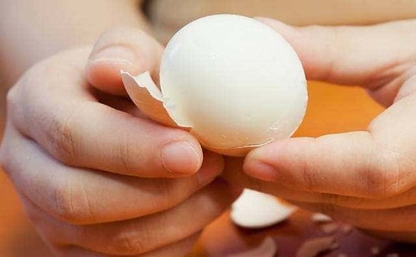 Cách trị quầng thâm tại nhà bằng trứng nóng