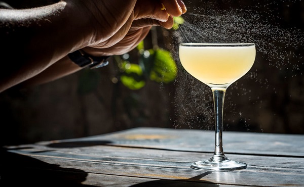 Hương vị mạnh mẽ của Corpse Reviver mang đến cho bạn một ly cocktail tuyệt hảo
