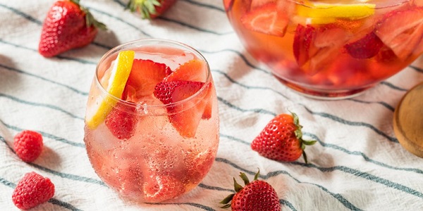 Strawberry Gin Smash Cocktail mang đến hương vị mát lạnh, tuyệt hảo cho ngày hè