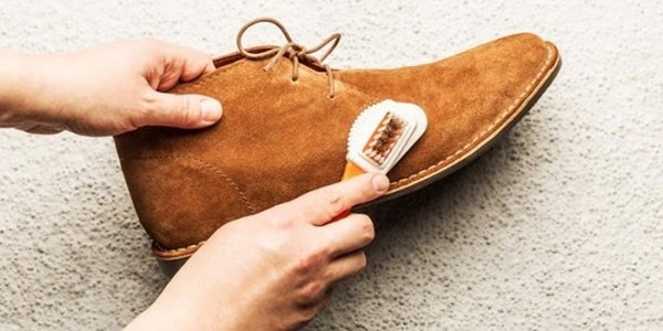 Sử dụng bàn chải chuyên dụng để vệ sinh giày da lộn