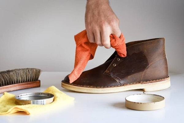 Cách vệ sinh giày da desert boots sáp ong