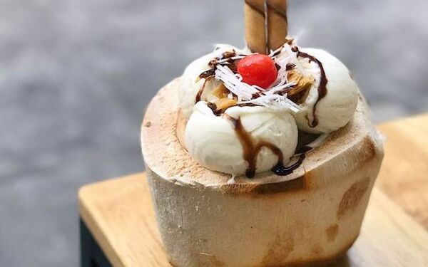 Quán kem trái dừa Hồ Con Rùa hoặc còn gọi là kem Công Trường - kem ngon Sài Gòn