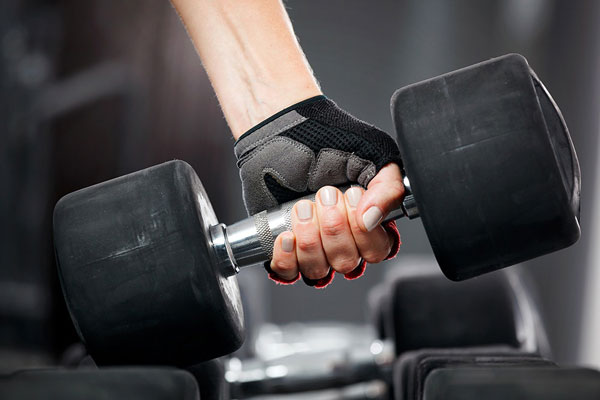 Găng tay tập gym là một món đồ cần thiết cho bộ môn thể thao này