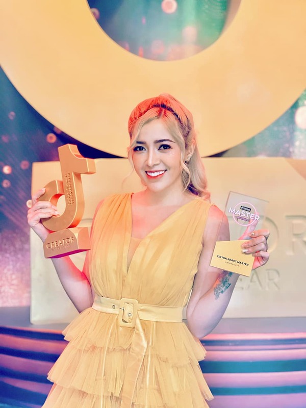  Linh Barbie trong lễ trao giải Tiktok Award 2020 với 2 giải thưởng