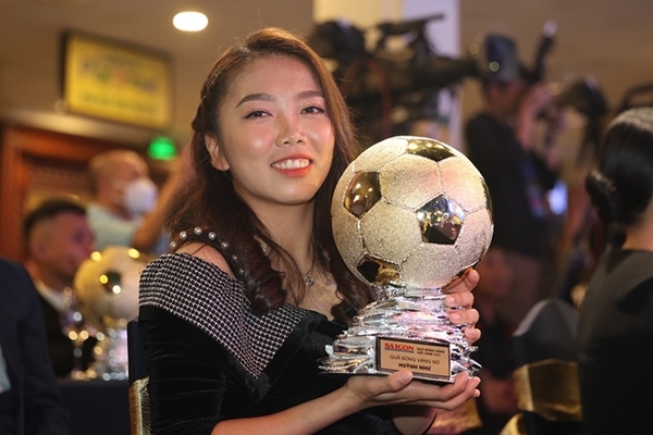Tiền đạo Huỳnh Như - nữ cầu thủ nhận Quả bóng vàng Việt Nam 2021