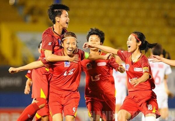 Huỳnh Như cùng đồng đội ăn mừng khi ghi bàn trong trận đấu bóng đá