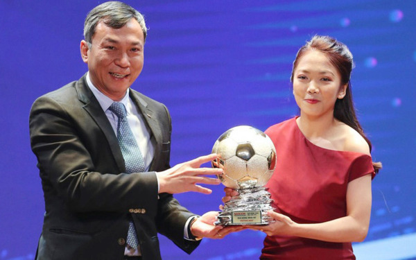 Huỳnh Như nhận Quả Bóng Vàng nữ 2021