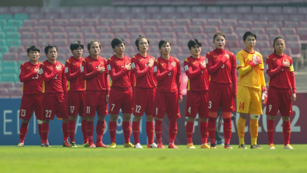 Huỳnh Như (ngoài cùng bên phải) cùng đồng đội tuyển nữ Việt Nam
