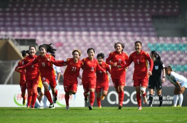 Huỳnh Như cùng đồng đội tham gia các giải đấu bóng đá trong và ngoài nước