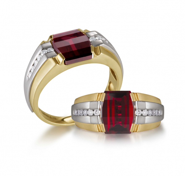 Nhẫn có mặt lồi lên và có phần hơi gai góc với các hình như hình đa giác, được nạm những viên đá quý màu đỏ