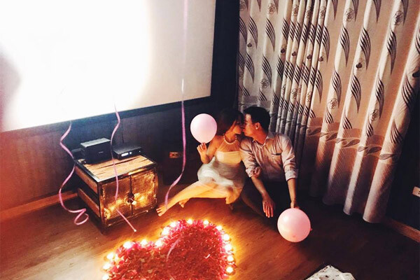 Cafe phim Chùa Láng là một địa chỉ mang tới dịch vụ phòng chiếu phim HD cho cặp đôi với không gian lãng mạn