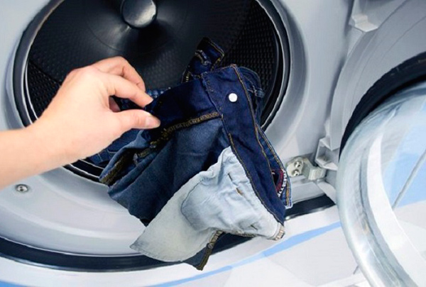 Cải thiện quần jeans giãn gối bằng máy giặt