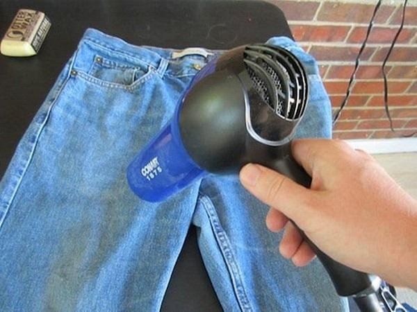Sấy khô - Biện pháp cho quần jeans giãn gối