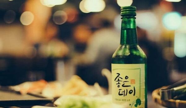 Rượu Soju là loại thức uống có cồn nổi tiếng ở Hàn Quốc