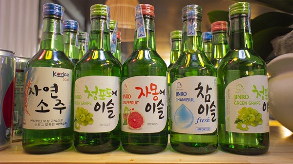 Rượu Soju uống lạnh được nhiều bạn trẻ Việt Nam ưa chuộng