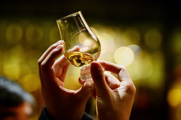 Tùy theo nguyên liệu và cách thức sản xuất sẽ cho ra một loại whisky