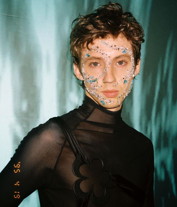 Nam ca sĩ Troye Sivan cùng trào lưu sơn móng tay nam