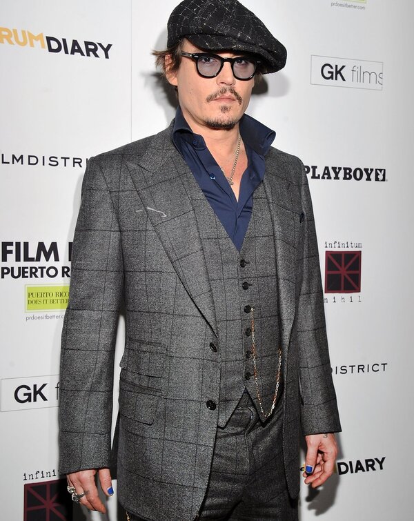 Johnny Depp với bộ móng màu xanh coban nổi bật