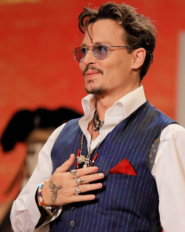 Trào lưu sơn móng tay nam cùng Johnny Depp với bộ móng tay hồng lấp lánh