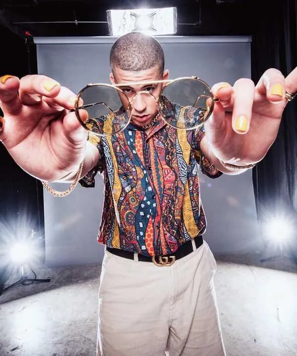Bad Bunny với bộ móng vàng