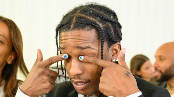 A$AP Rocky với bộ móng “đôi mắt” sáng tạo