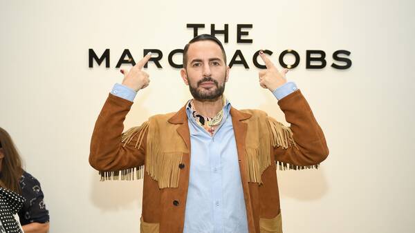 Marc Jacobs chụp hình với thương hiệu của chính mình