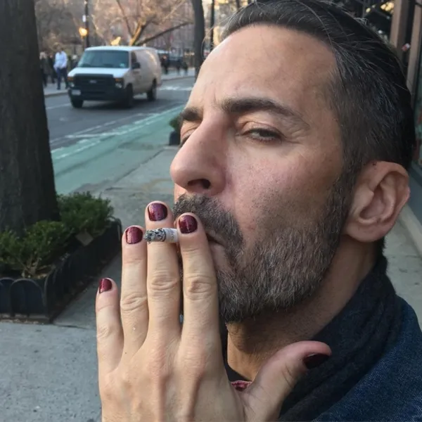 Marc Jacobs cực ngầu với bộ móng màu đỏ tía