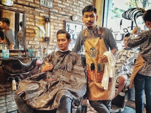 4RAU Barber SHOP cùng diễn viên Huy Khánh