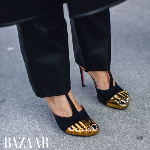 Đôi giày tả thực phiên bản mix vàng ánh kim metallic - item quen thuộc đến từ Schiaparelli. Nguồn: Bazaar.