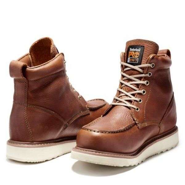 Work boots sở hữu thiết kế đơn giản với chất liệu da dày dặn, chống ẩm tốt.