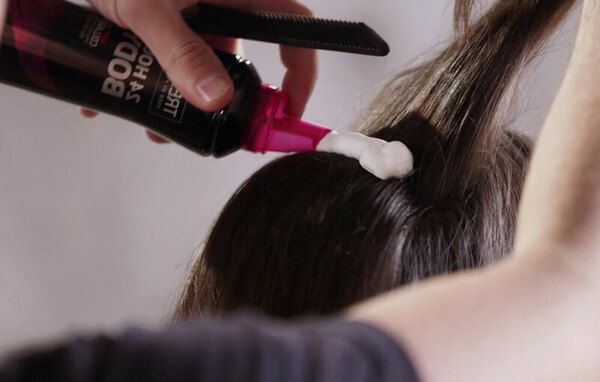 Bạn nên chia lượng keo bọt vuốt tóc thành nhiều phần nhỏ và thoa lên phần tóc cần tạo kiểu