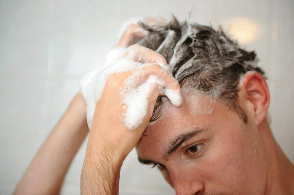 Giữ mái tóc sạch sẽ là yếu tố đầu tiên trước khi sử dụng keo bọt vuốt tóc.