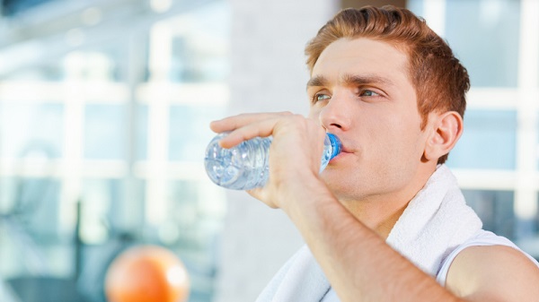 Uống đủ nước để đảm bảo sức khỏe và giúp làn da mịn màng hơn