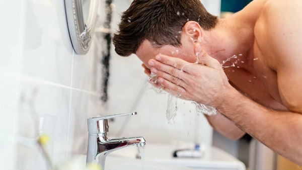 Lạm dụng việc rửa mặt khiến da của chàng dễ bị khô hơn