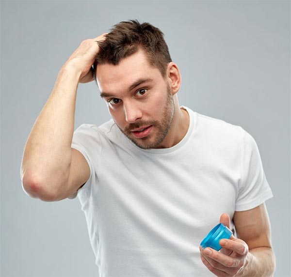 Hướng dẫn cách sử dụng sáp vuốt tóc nam giới nhất định phải biết - Cool Mate