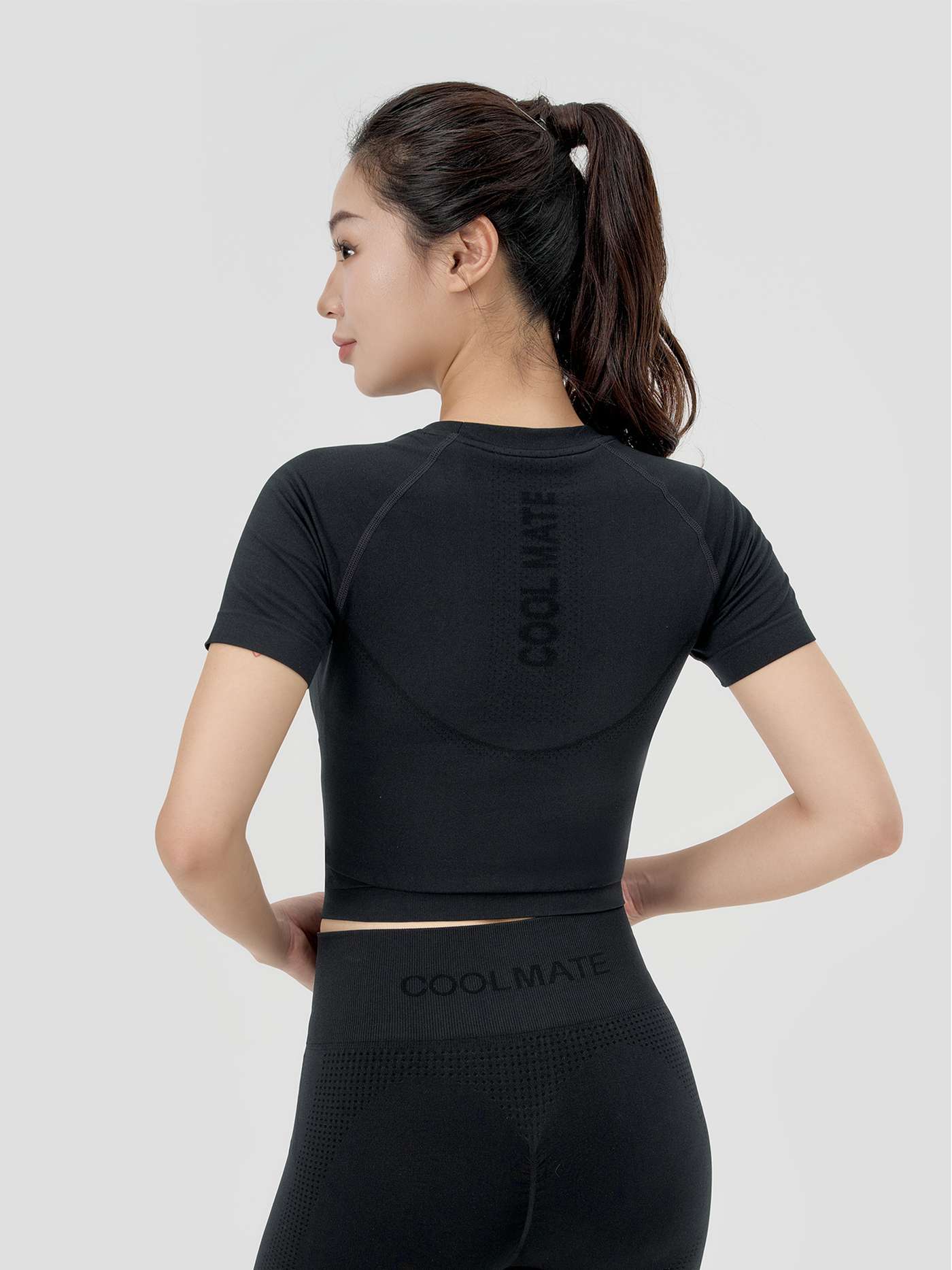 Croptop thể thao Vital Seamless - Đen - undefined